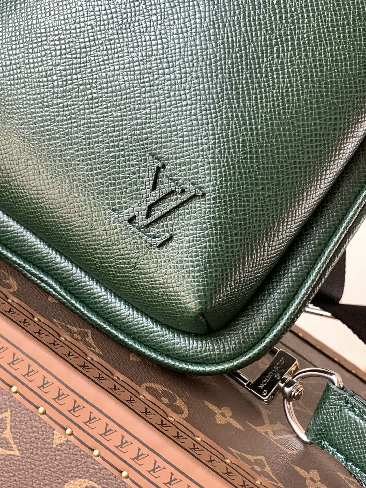 LOUIS VUITTON AVENUE SLINGBAG 31 IN DARK GREEN TAIGA LEATHER