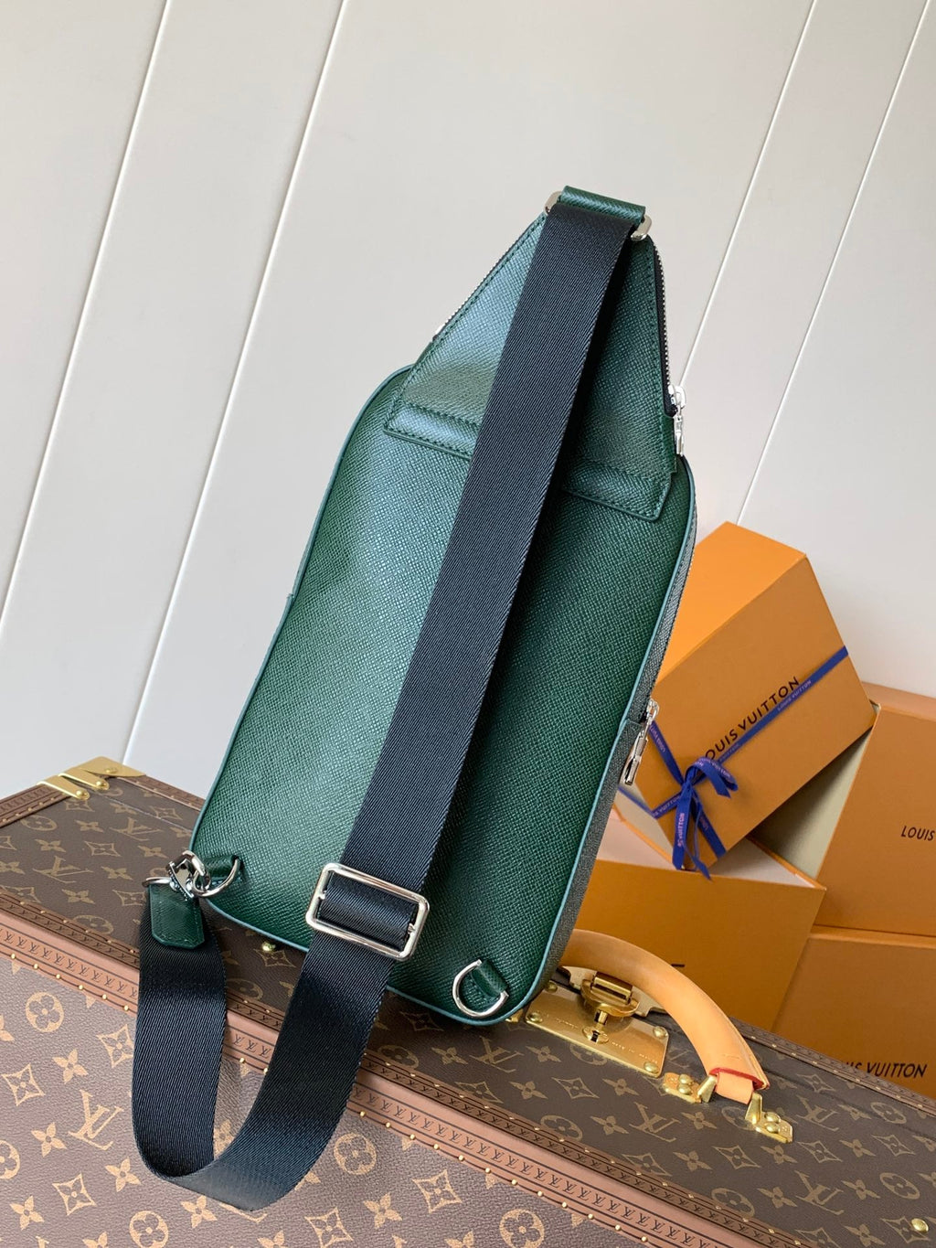 LOUIS VUITTON AVENUE SLINGBAG 31 IN DARK GREEN TAIGA LEATHER
