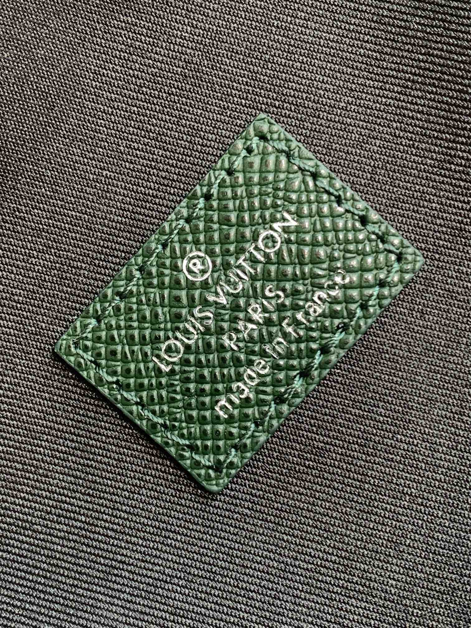 LOUIS VUITTON AVENUE SLINGBAG 31 IN DARK GREEN TAIGA LEATHER