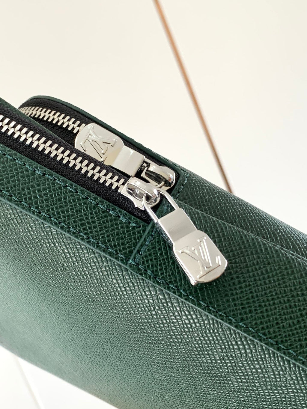 LOUIS VUITTON AVENUE SLINGBAG 31 IN DARK GREEN TAIGA LEATHER