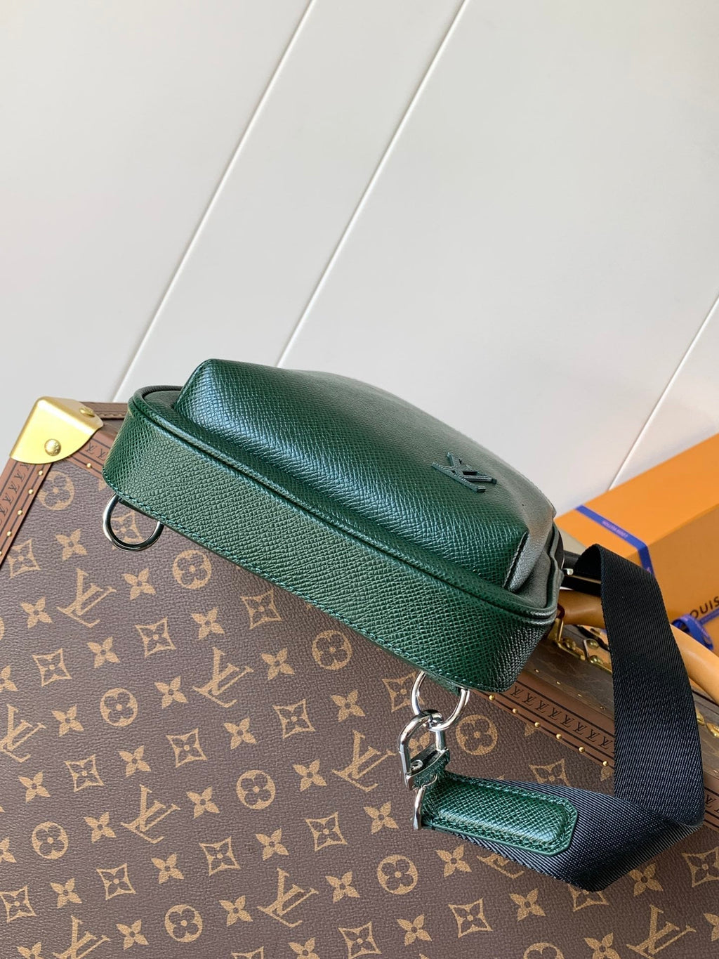 LOUIS VUITTON AVENUE SLINGBAG 31 IN DARK GREEN TAIGA LEATHER
