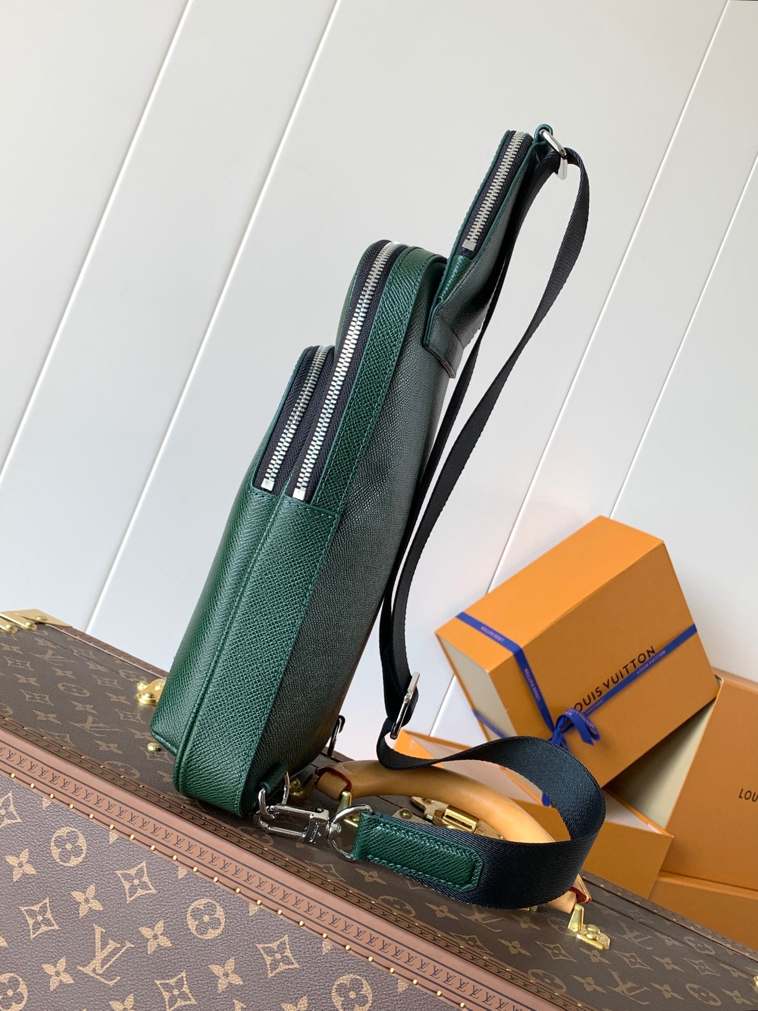 LOUIS VUITTON AVENUE SLINGBAG 31 IN DARK GREEN TAIGA LEATHER