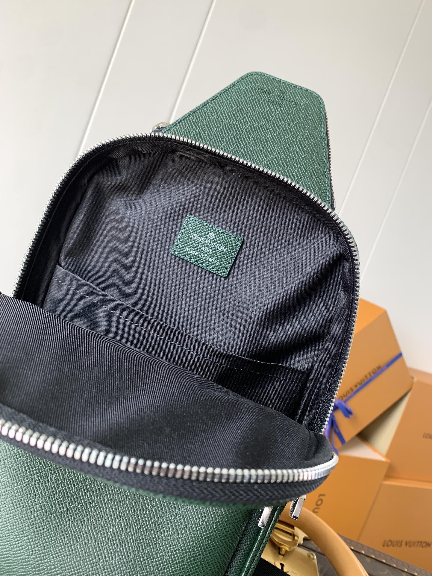 LOUIS VUITTON AVENUE SLINGBAG 31 IN DARK GREEN TAIGA LEATHER