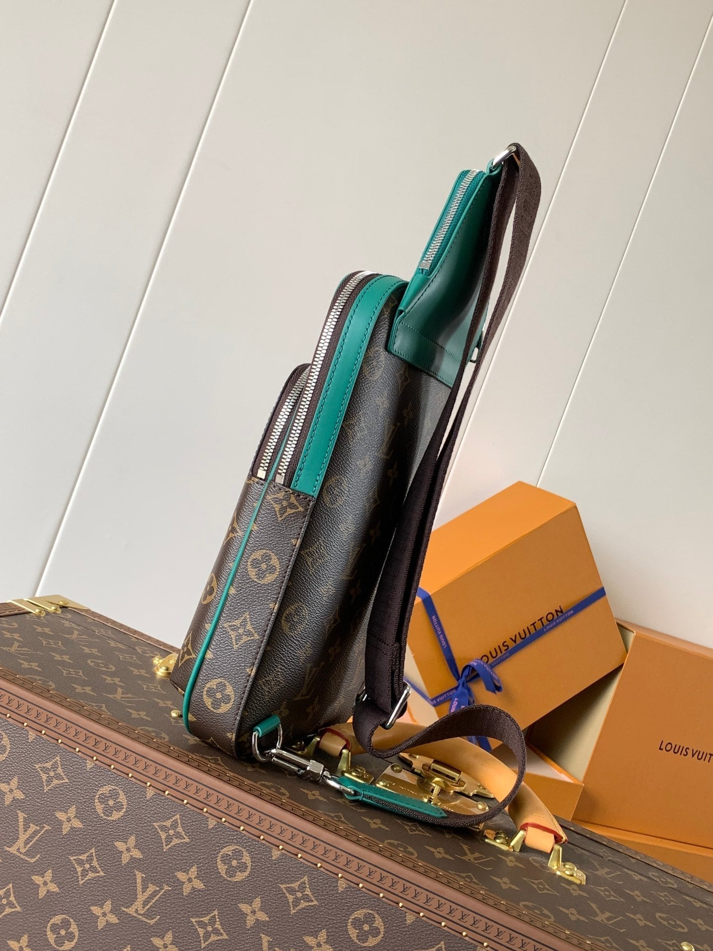 LOUIS VUITTON AVENUE SLINGBAG 31 IN BROWN MIX GREEN DAMIER GRAPHITE CANVAS