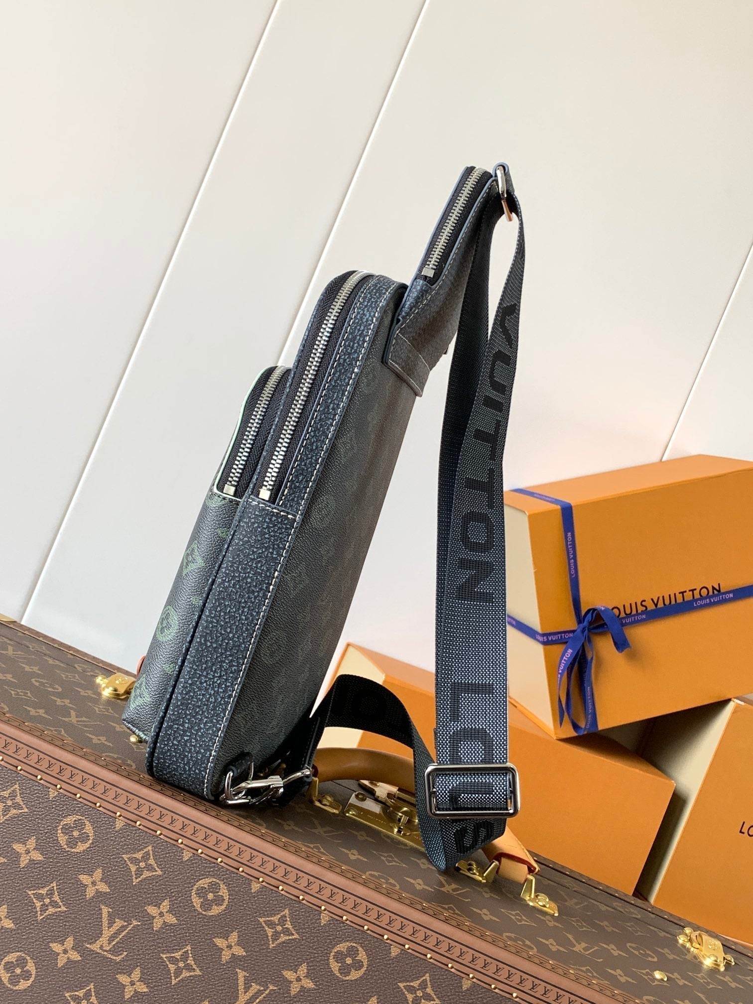 LOUIS VUITTON AVENUE SLINGBAG 31 IN BLACK MONOGRAM CANVAS WITH BROWN LOGO