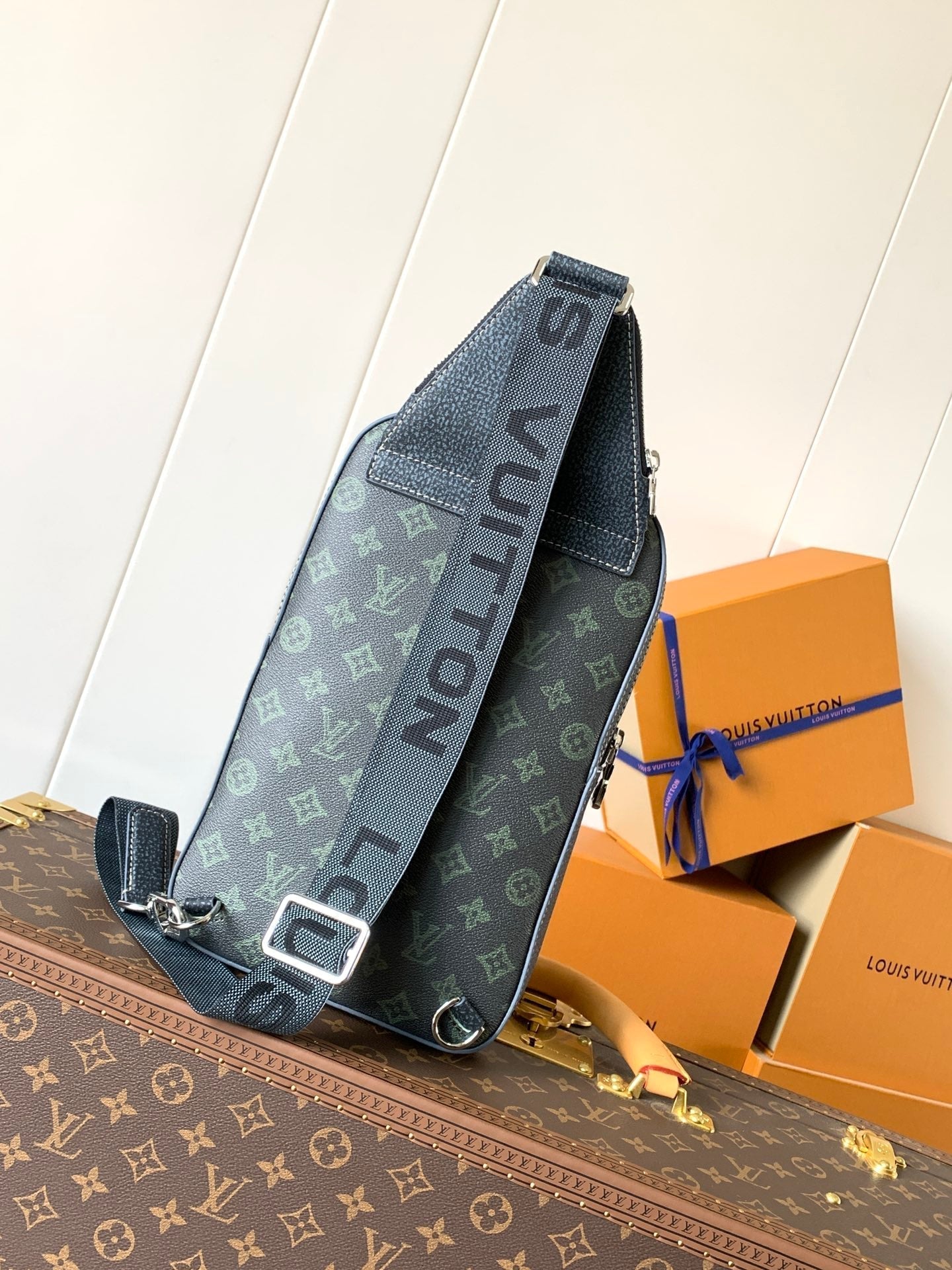 LOUIS VUITTON AVENUE SLINGBAG 31 IN BLACK MONOGRAM CANVAS WITH BROWN LOGO