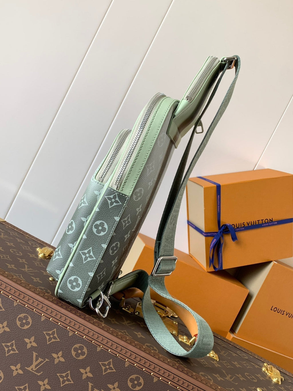 LOUIS VUITTON AVENUE SLINGBAG 31 IN WHITE AND BLACK OMBRE MONOGRAM CANVAS