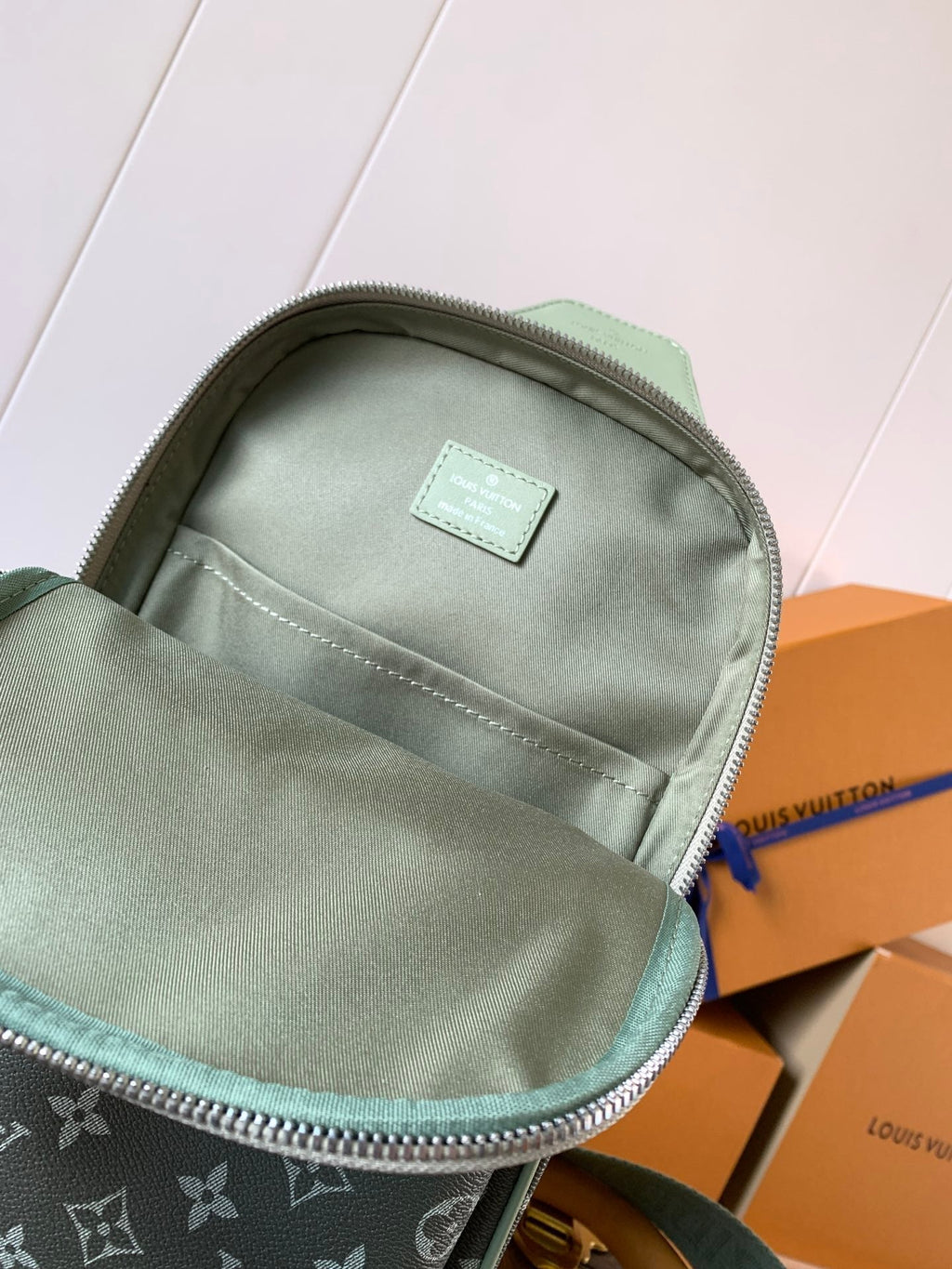 LOUIS VUITTON AVENUE SLINGBAG 31 IN WHITE AND BLACK OMBRE MONOGRAM CANVAS