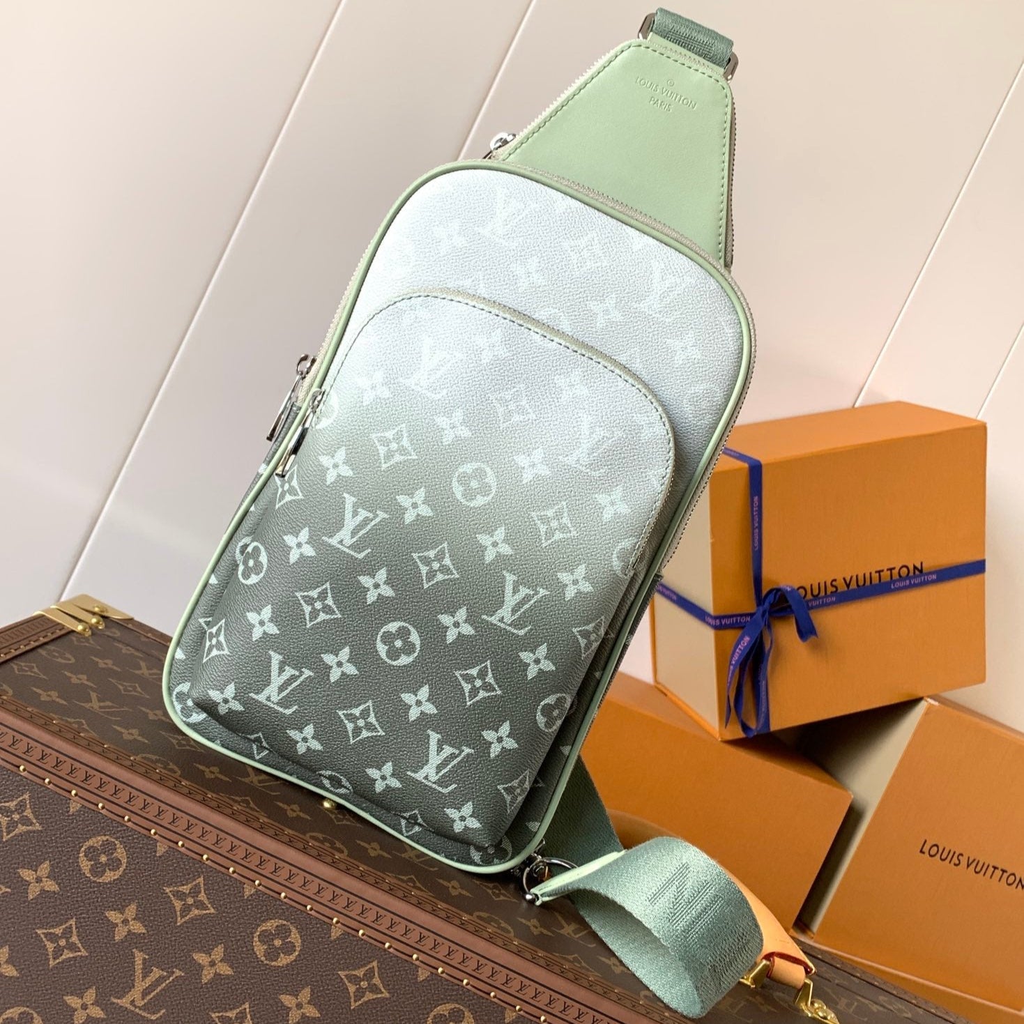LOUIS VUITTON AVENUE SLINGBAG 31 IN WHITE AND BLACK OMBRE MONOGRAM CANVAS