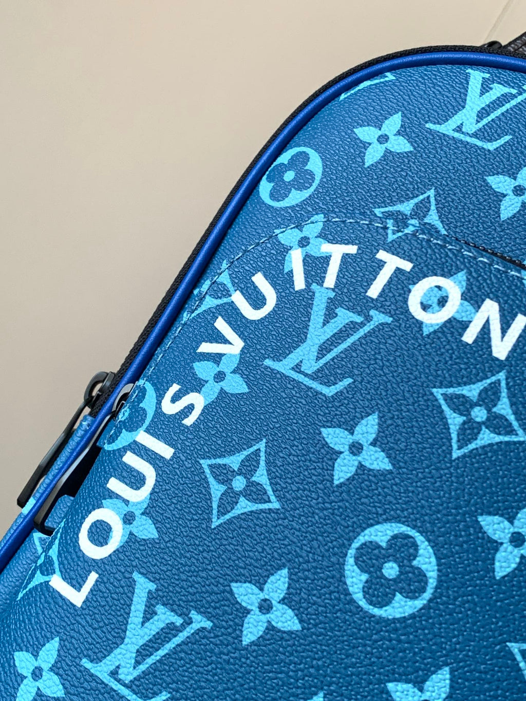 LOUIS VUITTON AVENUE SLINGBAG 31 IN BLUE AND BROWN TAIGA LEATHER