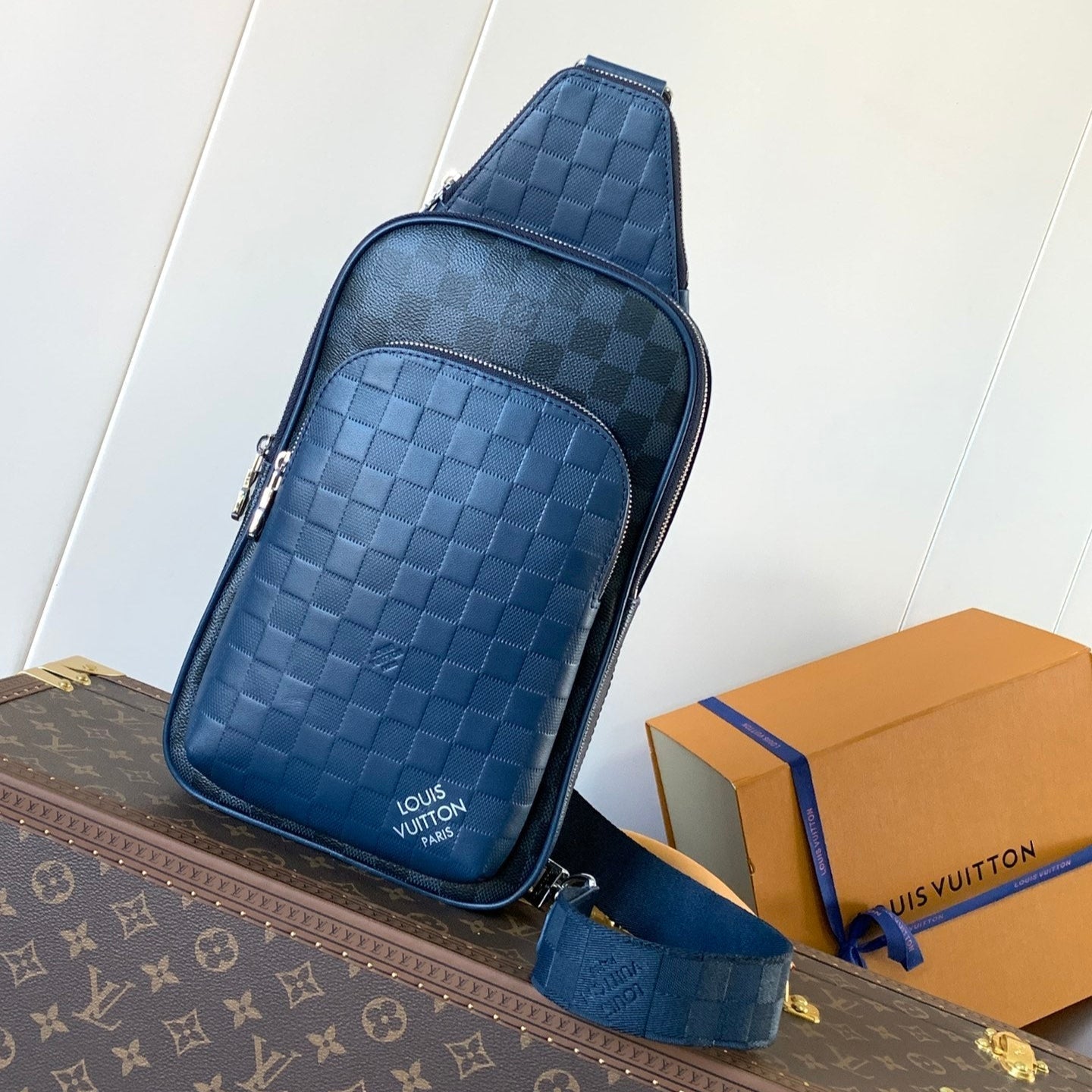LOUIS VUITTON AVENUE SLINGBAG 31 IN NAVY BLUE TAIGA LEATHER WITH WHITE LOGO PRINTED