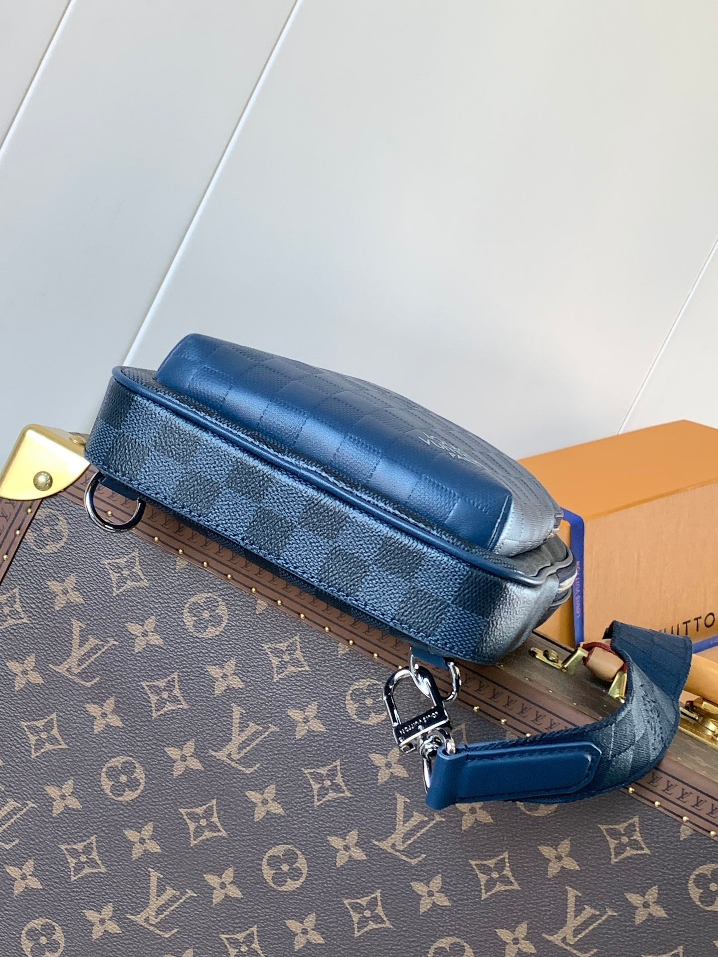 LOUIS VUITTON AVENUE SLINGBAG 31 IN NAVY BLUE TAIGA LEATHER WITH WHITE LOGO PRINTED