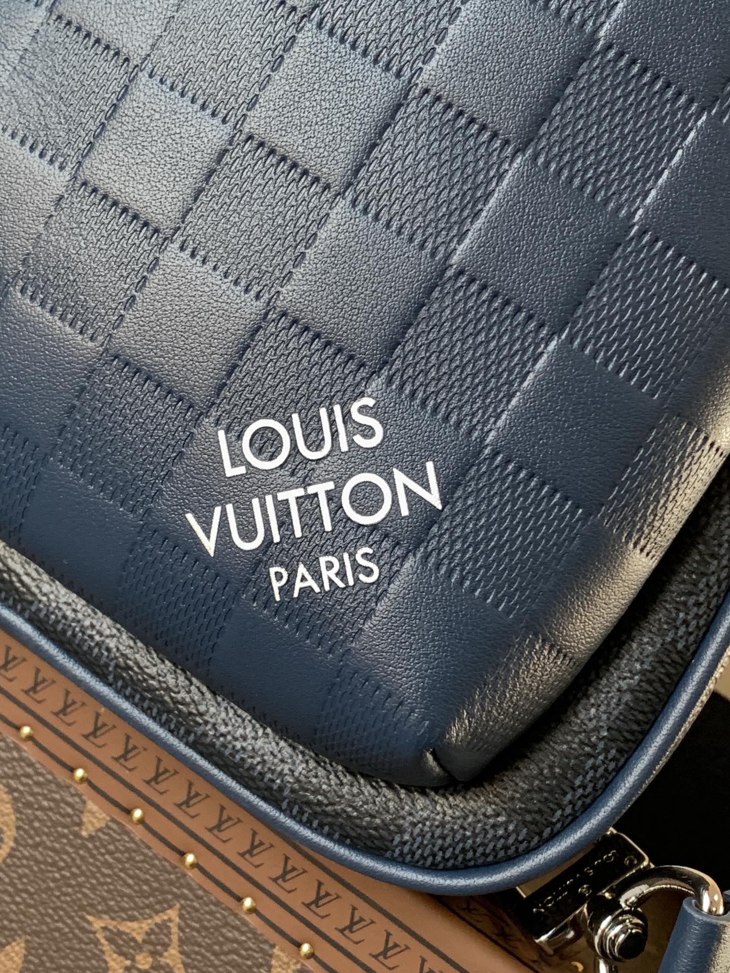 LOUIS VUITTON AVENUE SLINGBAG 31 IN NAVY BLUE TAIGA LEATHER WITH WHITE LOGO PRINTED