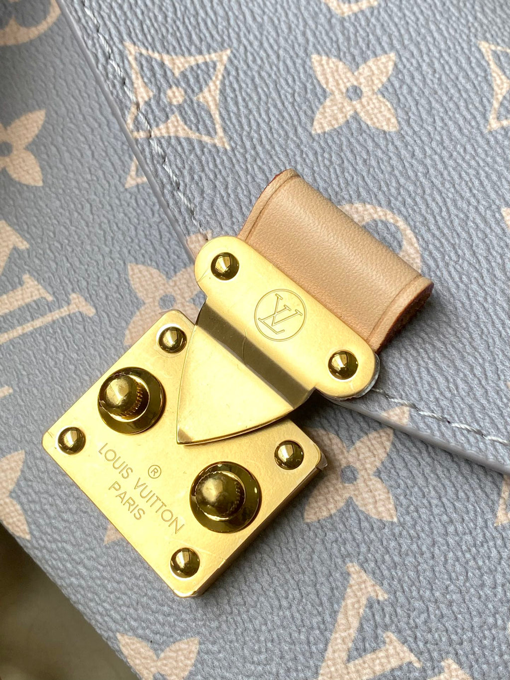 LOUIS VUITTON POCHETTE MÉTIS EAST WEST 21 IN GRAY CREAM MONOGRAM TRIANON CANVAS GOLD HARDWARE