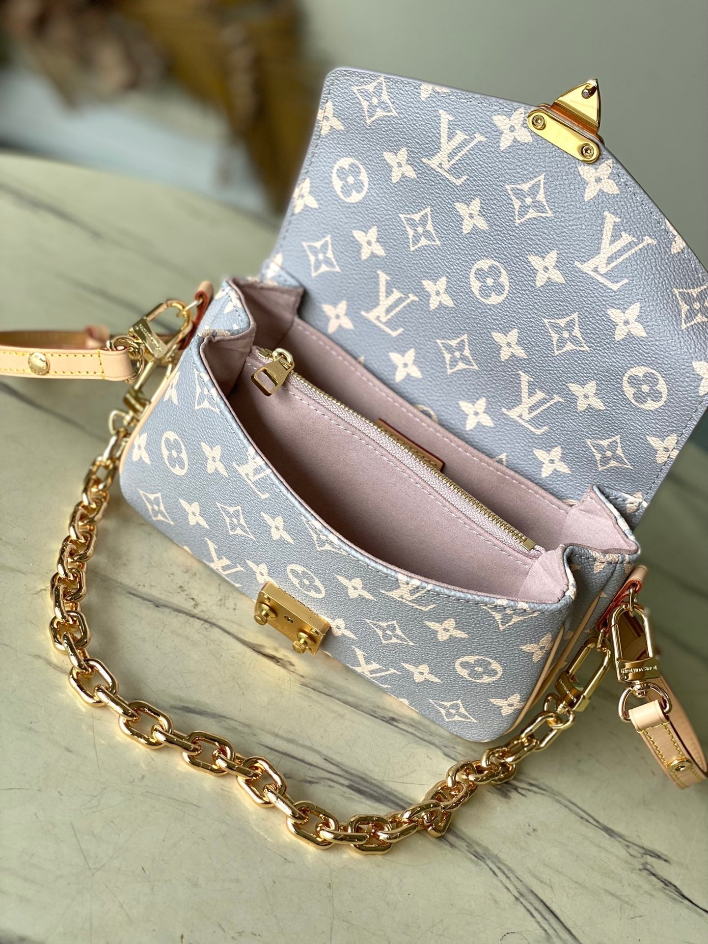 LOUIS VUITTON POCHETTE MÉTIS EAST WEST 21 IN GRAY CREAM MONOGRAM TRIANON CANVAS GOLD HARDWARE