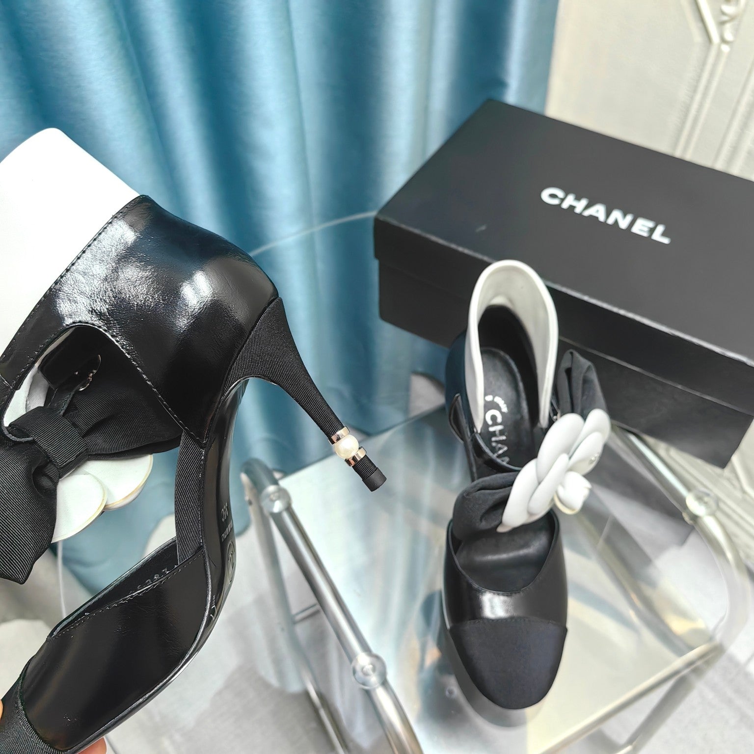 CHANEL HIGH HEELS IN BLACK SHEEPSKIN WITH WHITE FLOWER