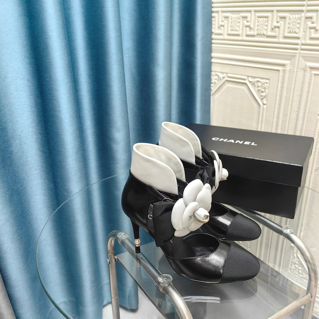 CHANEL HIGH HEELS IN BLACK SHEEPSKIN WITH WHITE FLOWER