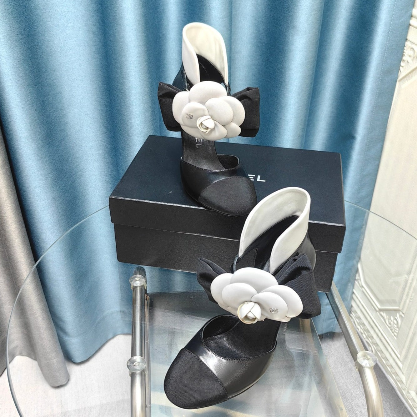 CHANEL HIGH HEELS IN BLACK SHEEPSKIN WITH WHITE FLOWER