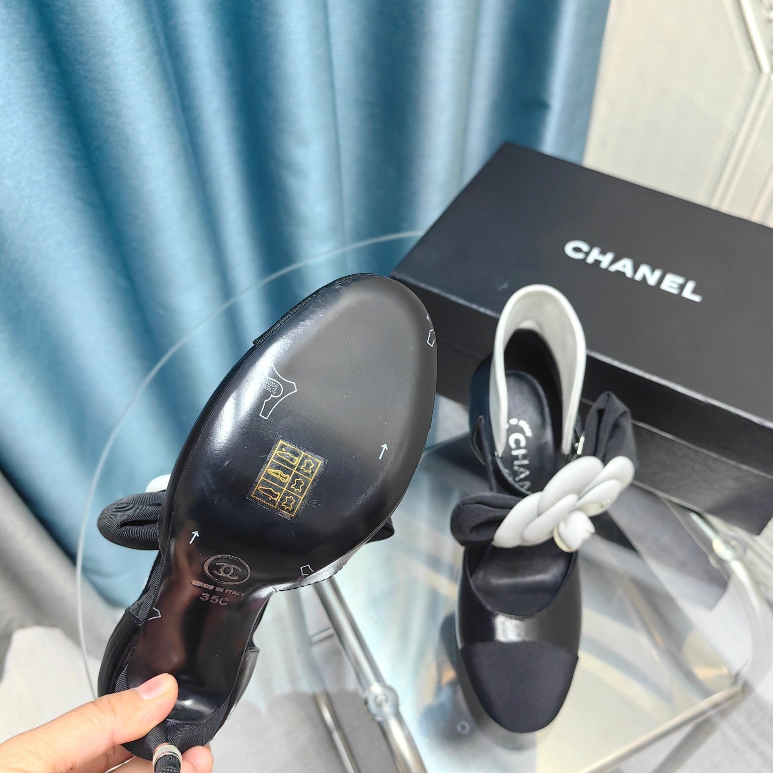 CHANEL HIGH HEELS IN BLACK SHEEPSKIN WITH WHITE FLOWER