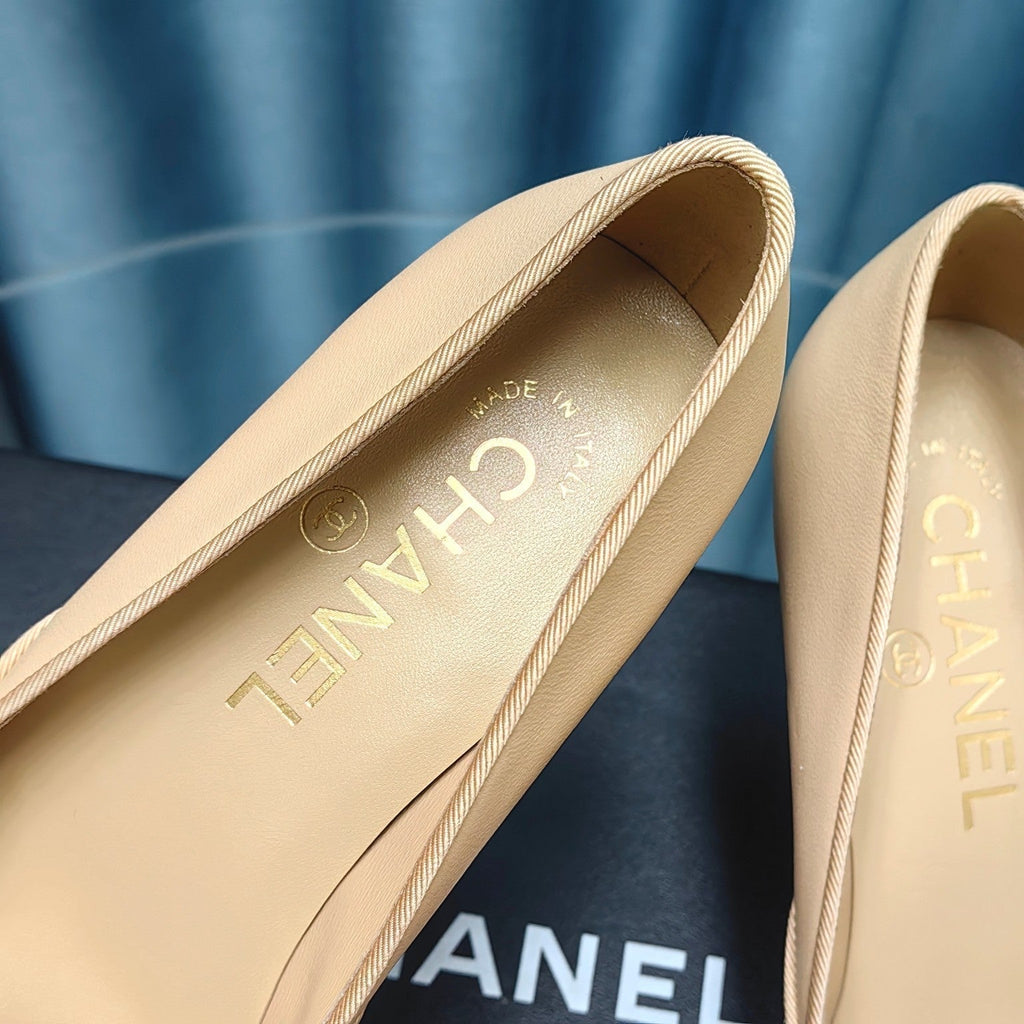 CHANEL HIGH HEELS IN DARK CREAM MIX BLACK SHEEPSKIN