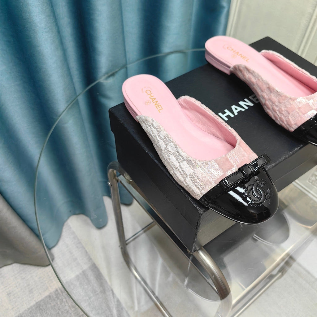 CHANEL MULE IN LIGHT PINK SATIN AND BLACK LAMBSKIN