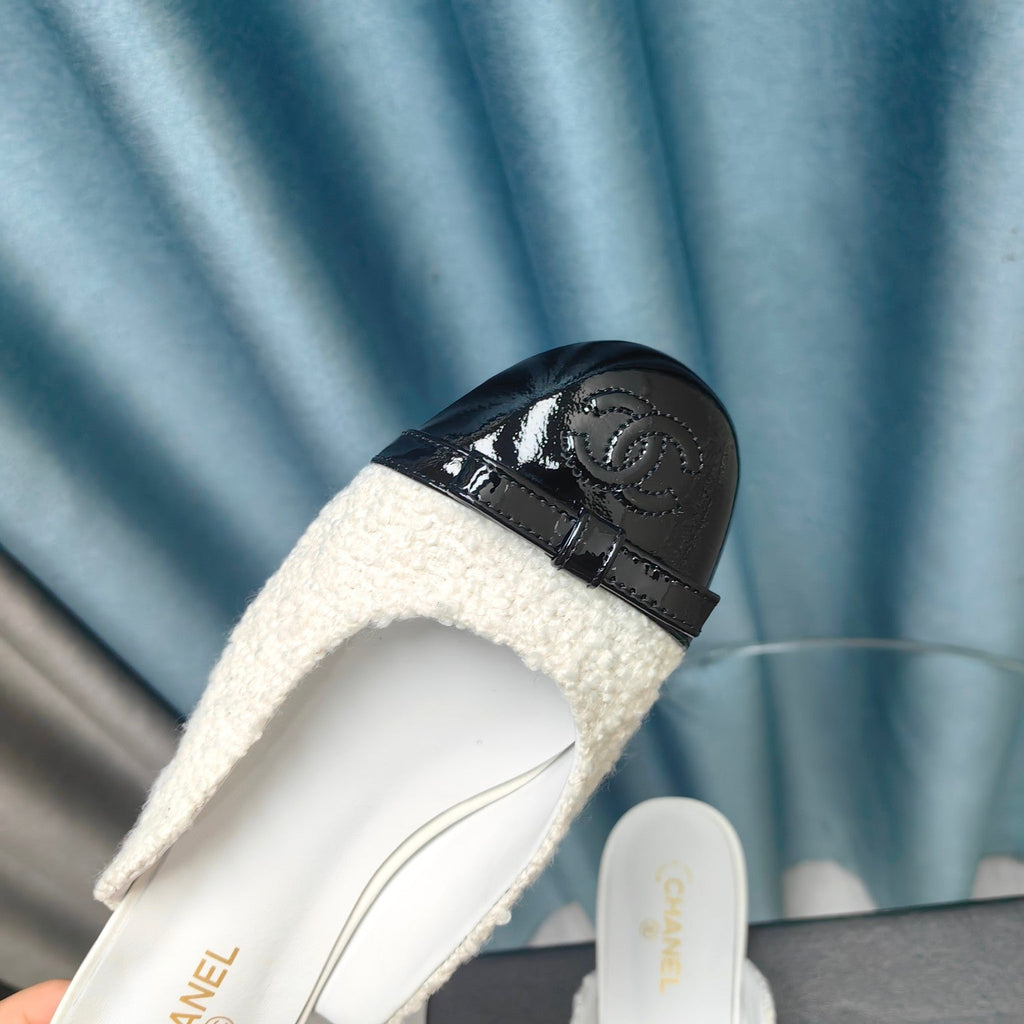 CHANEL MULE IN WHITE TWEED AND BLACK LAMBSKIN