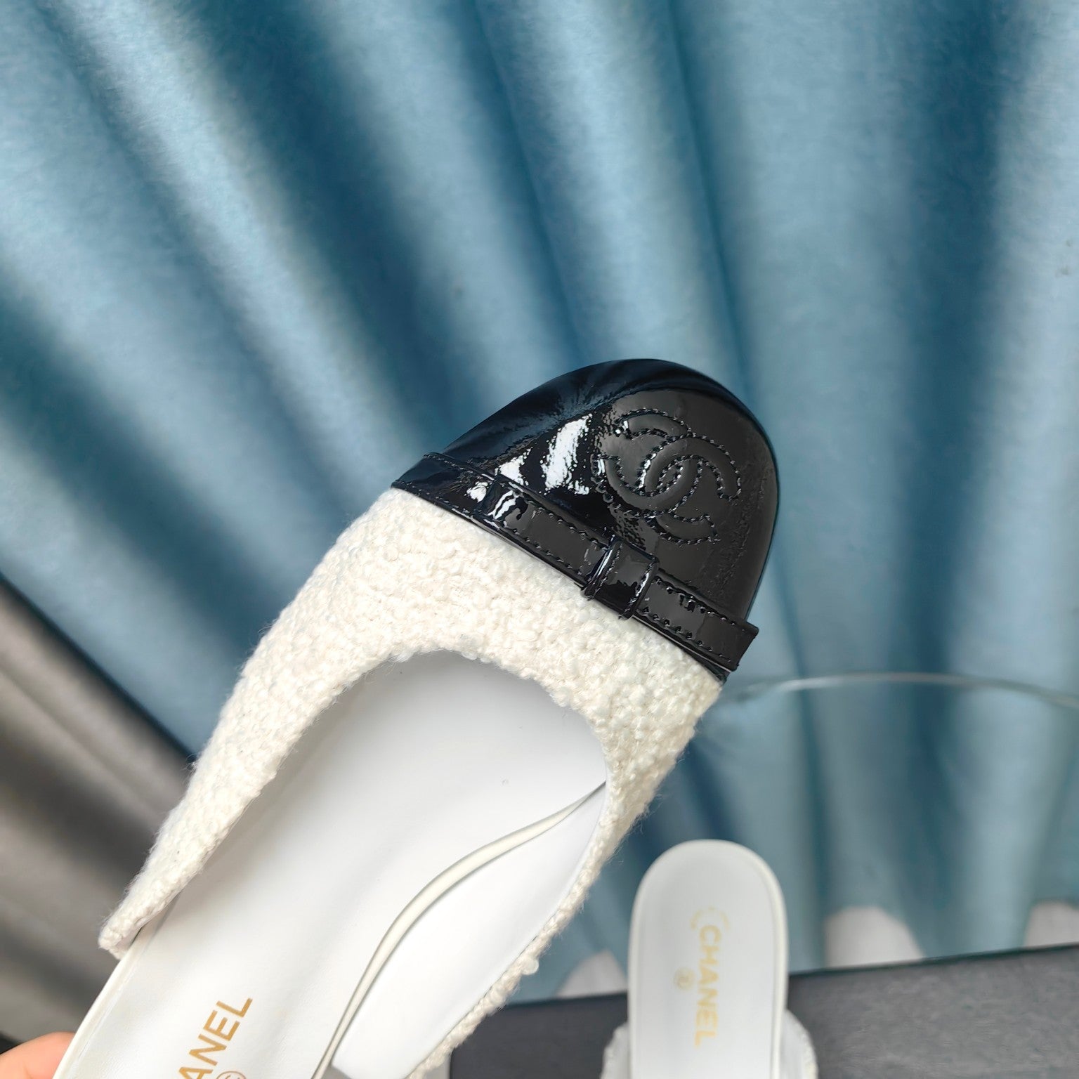 CHANEL MULE IN WHITE TWEED AND BLACK LAMBSKIN