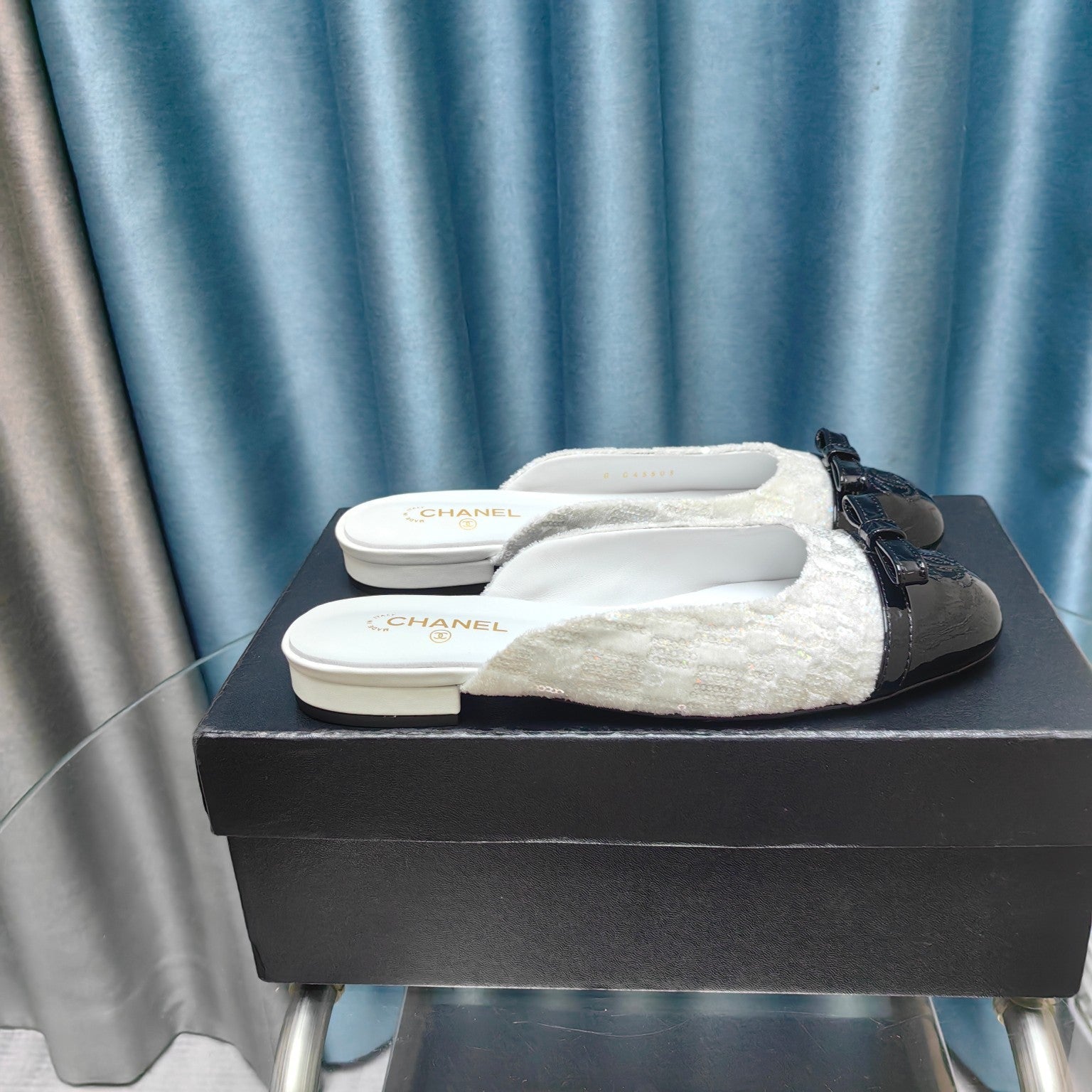 CHANEL MULE IN WHITE SATIN MIX BLACK LAMBSKIN
