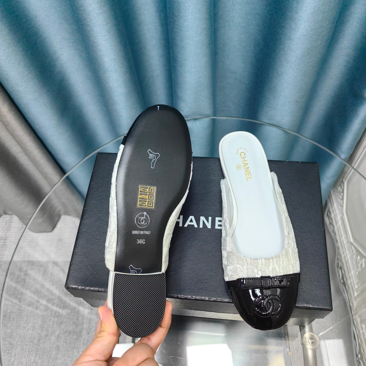 CHANEL MULE IN WHITE SATIN MIX BLACK LAMBSKIN