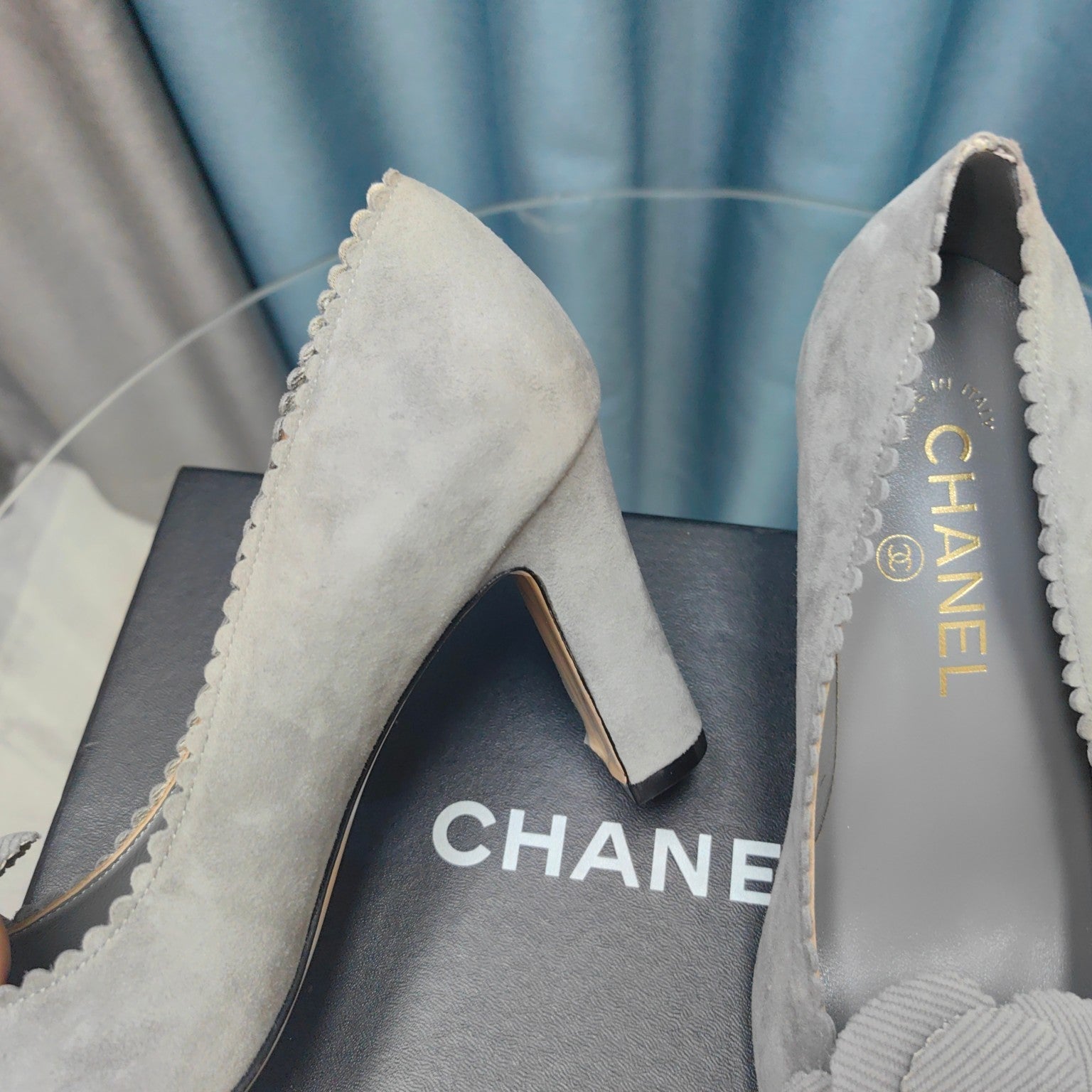 CHANEL HIGH HEELS 80 MM IN SPANISH GRAY SUEDE AND BLACK CALFSKIN WITH FLOWER