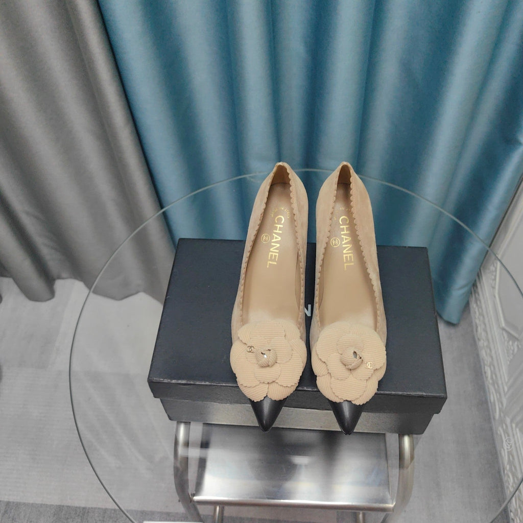 CHANEL HIGH HEELS 80 MM IN TAN BEIGE SUEDE AND BLACK CALFSKIN WITH FLOWER