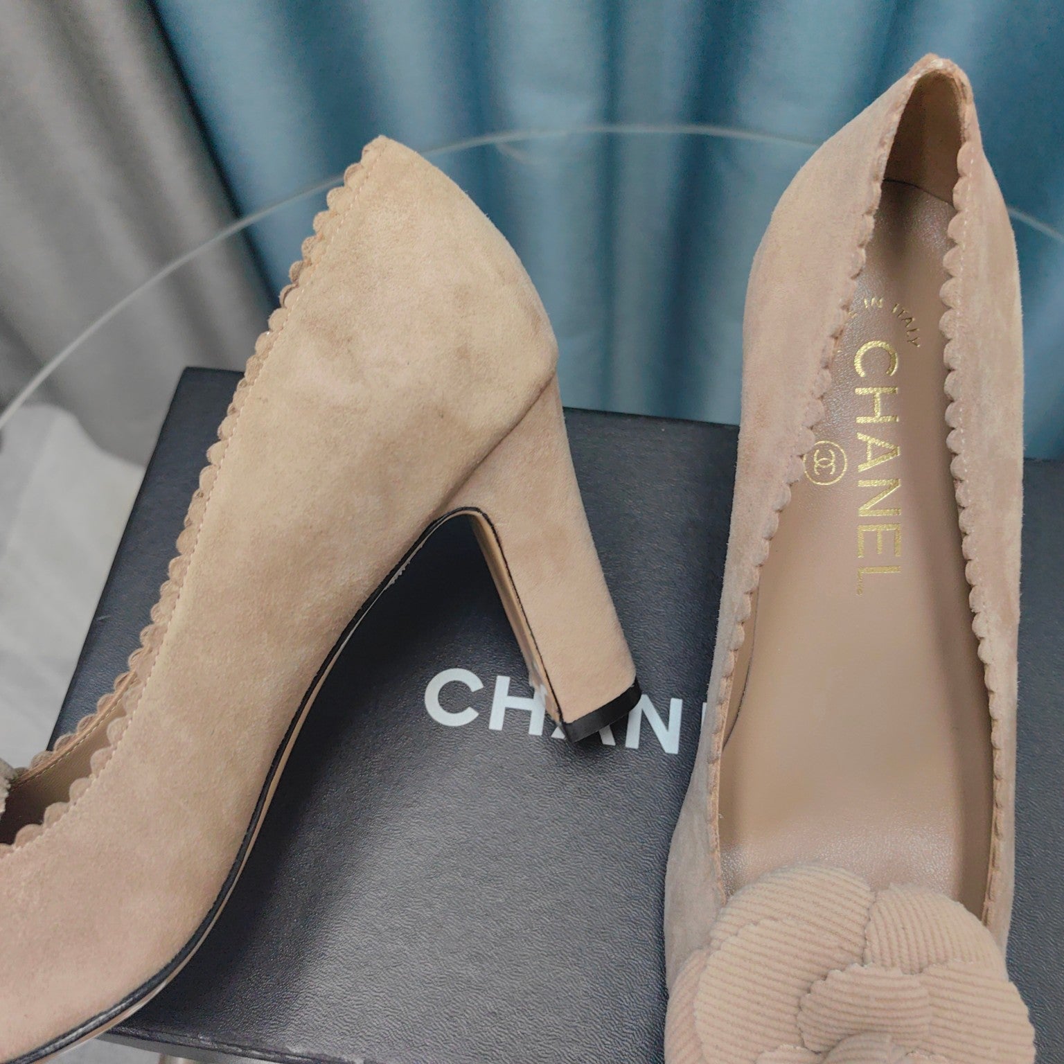 CHANEL HIGH HEELS 80 MM IN TAN BEIGE SUEDE AND BLACK CALFSKIN WITH FLOWER