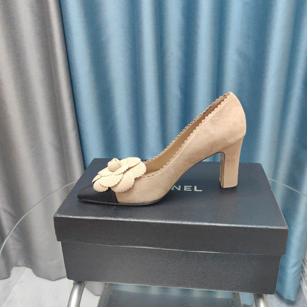 CHANEL HIGH HEELS 80 MM IN TAN BEIGE SUEDE AND BLACK CALFSKIN WITH FLOWER