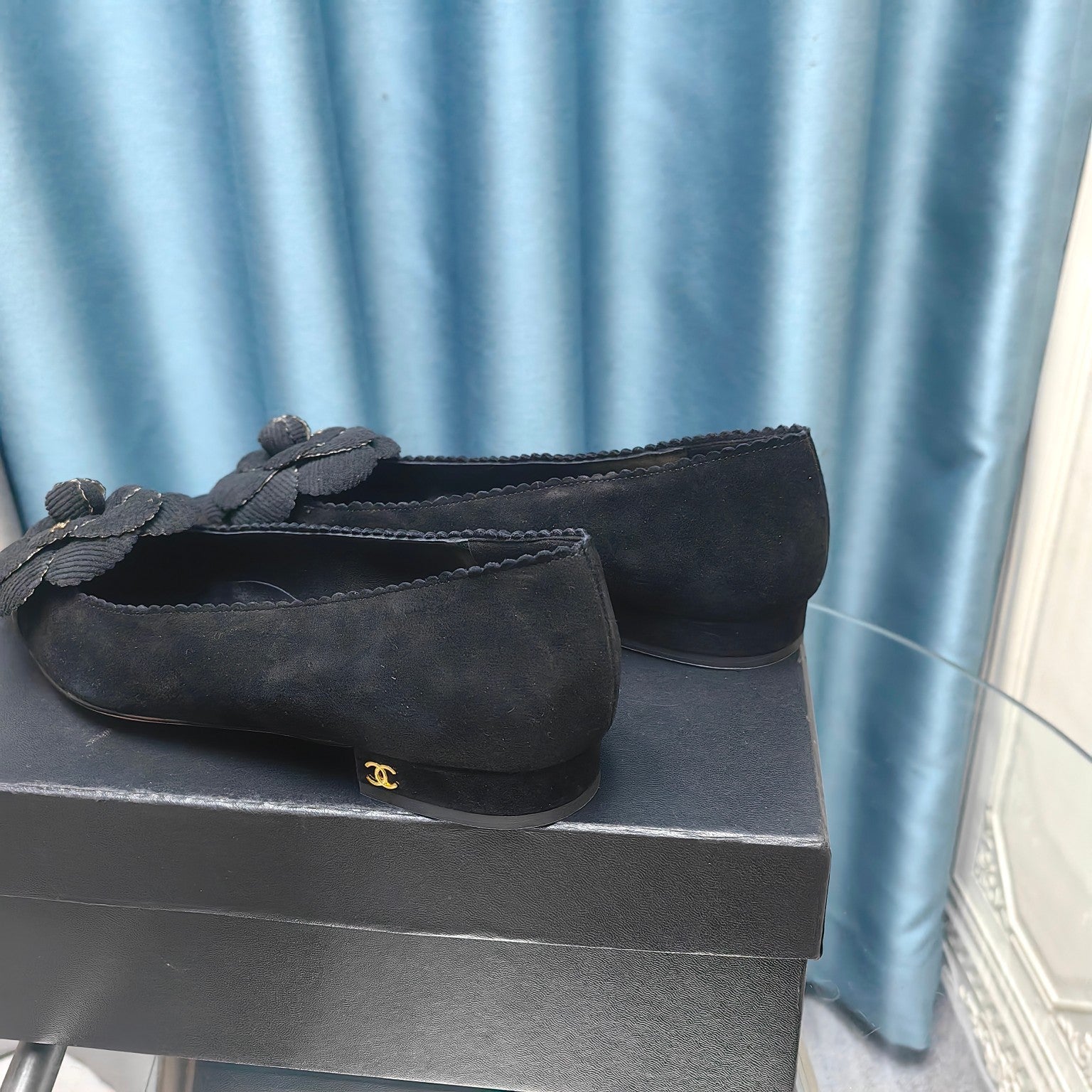 CHANEL BALLET FLAT IN BLACK SUEDE AND CALFSKIN WITH FLOWER
