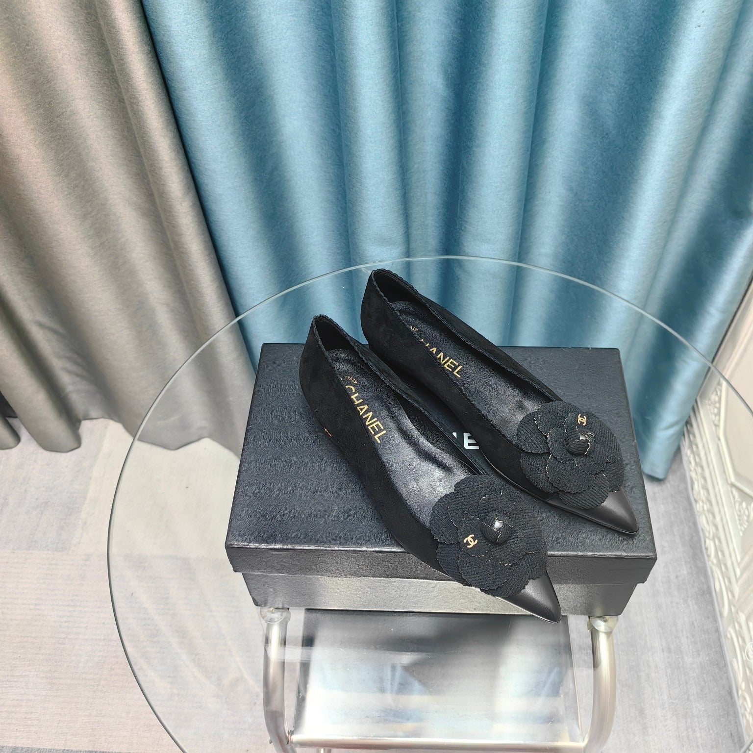 CHANEL BALLET FLAT IN BLACK SUEDE AND CALFSKIN WITH FLOWER