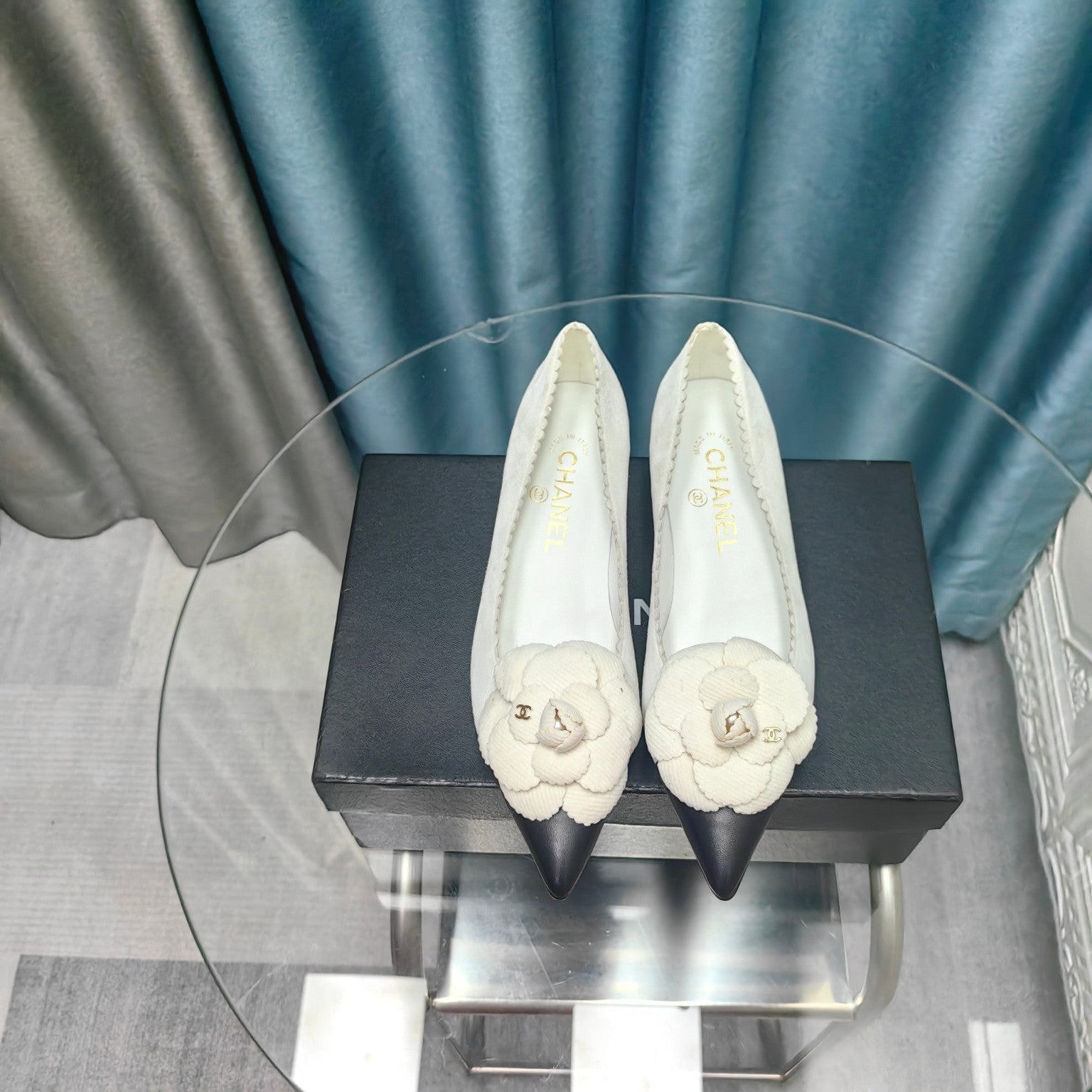 CHANEL MEDIUM HEELS IN WHITE SUEDE AND BLACK CALFSKIN WITH FLOWER
