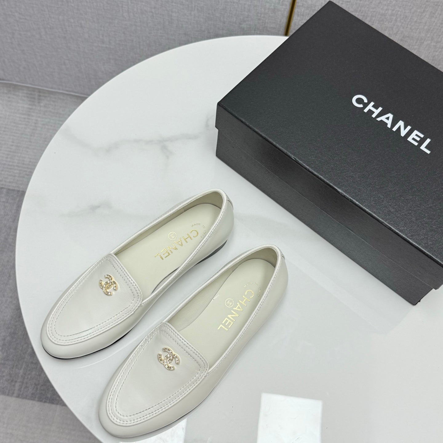CHANEL LOAFERS 25S IN WHITE CALFSKIN GOLD HARDWARE WITH STONES