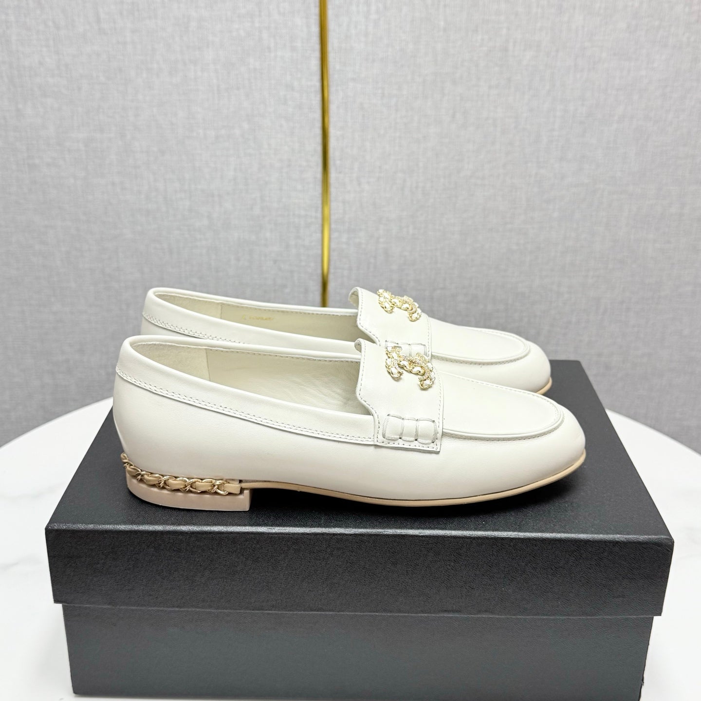 CHANEL LOAFER 25S IN WHITE LAMBSKIN WITH GOLD HARDWARE