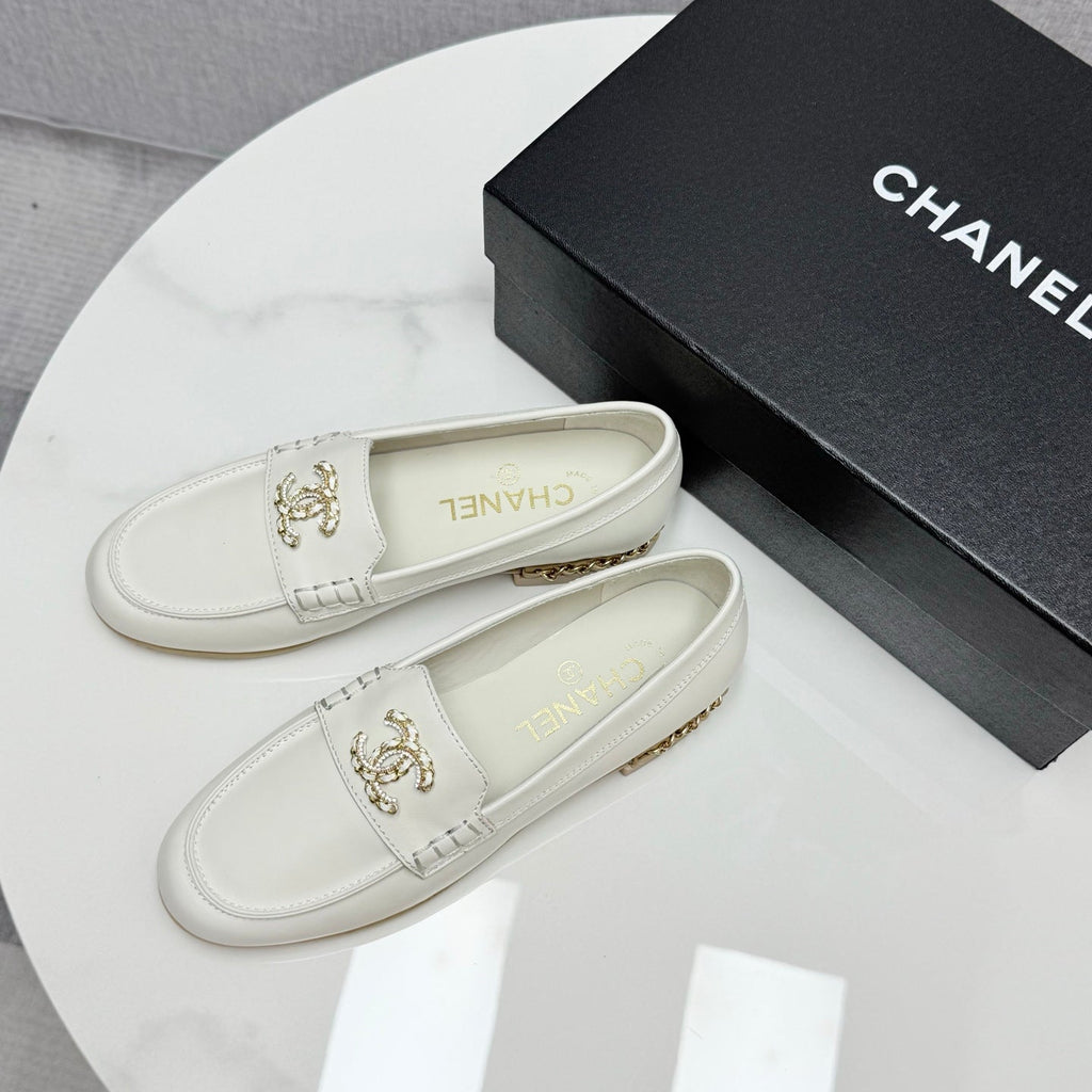 CHANEL LOAFER 25S IN WHITE LAMBSKIN WITH GOLD HARDWARE