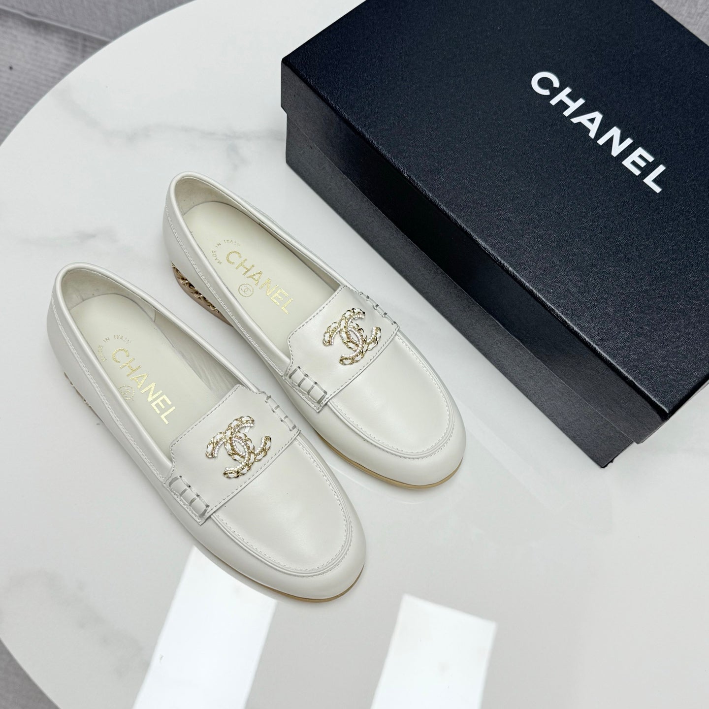 CHANEL LOAFER 25S IN WHITE LAMBSKIN WITH GOLD HARDWARE