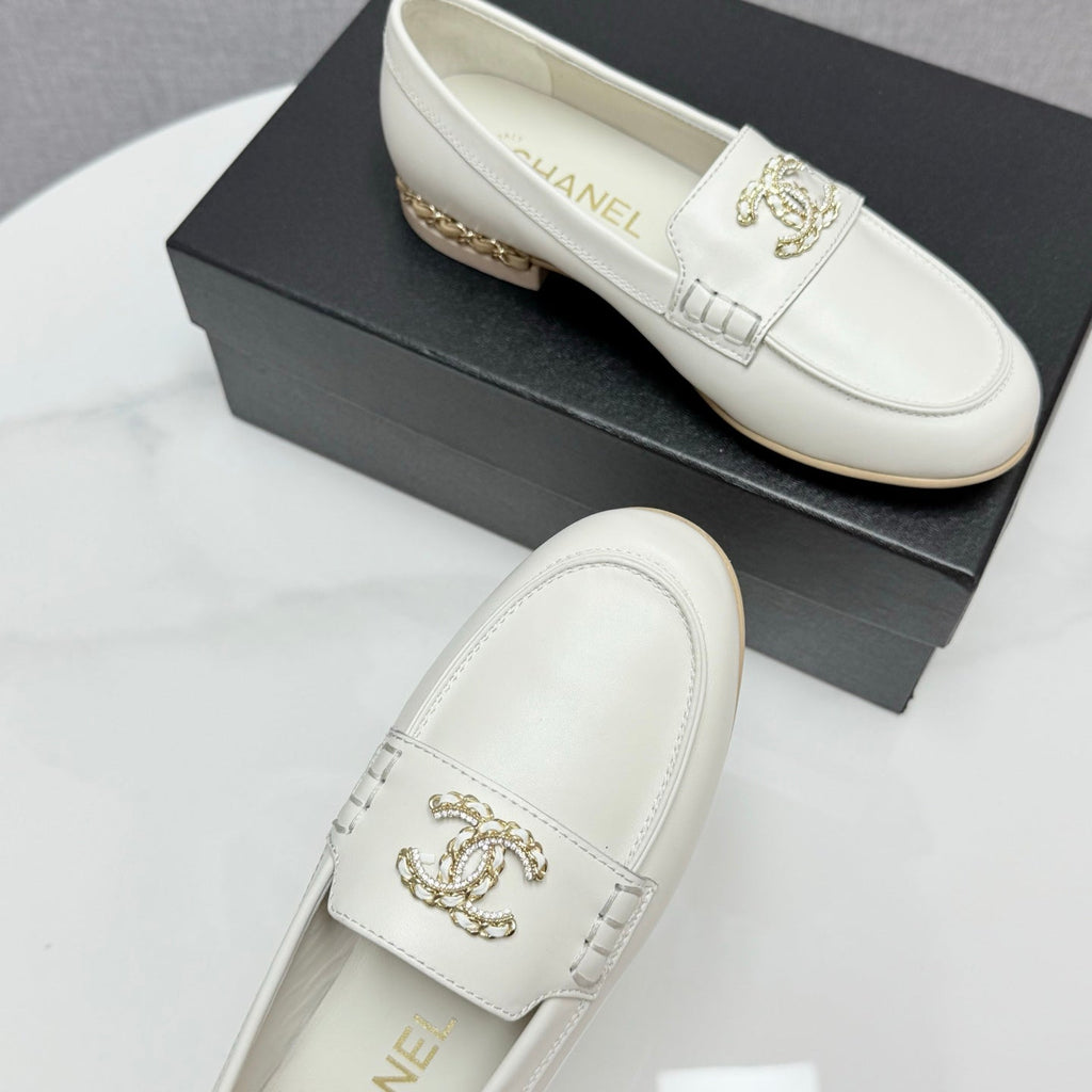 CHANEL LOAFER 25S IN WHITE LAMBSKIN WITH GOLD HARDWARE