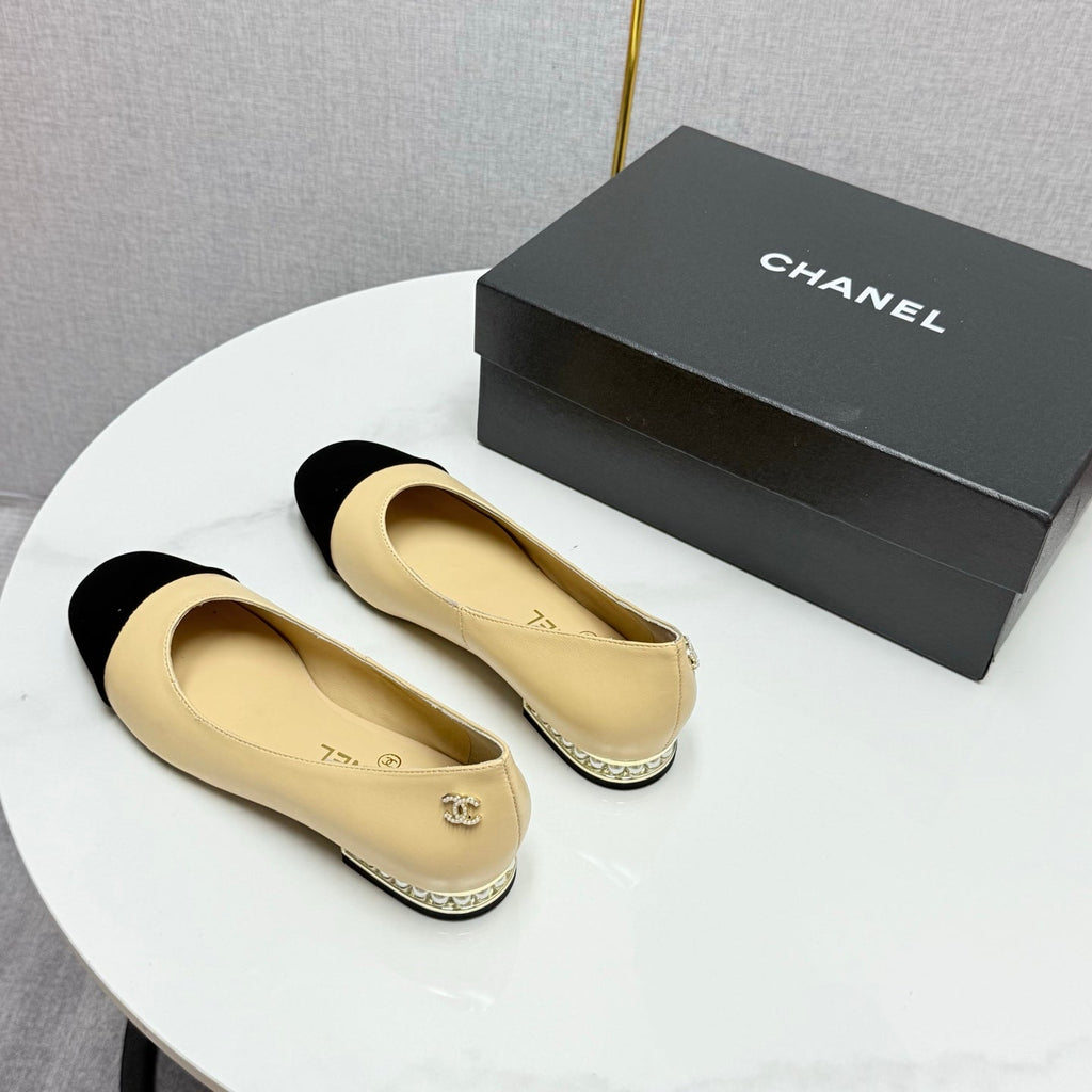 CHANEL BALLET FLATS 25S IN BEIGE LAMBSKIN AND BLACK SUEDE WITH PEARL HEEL