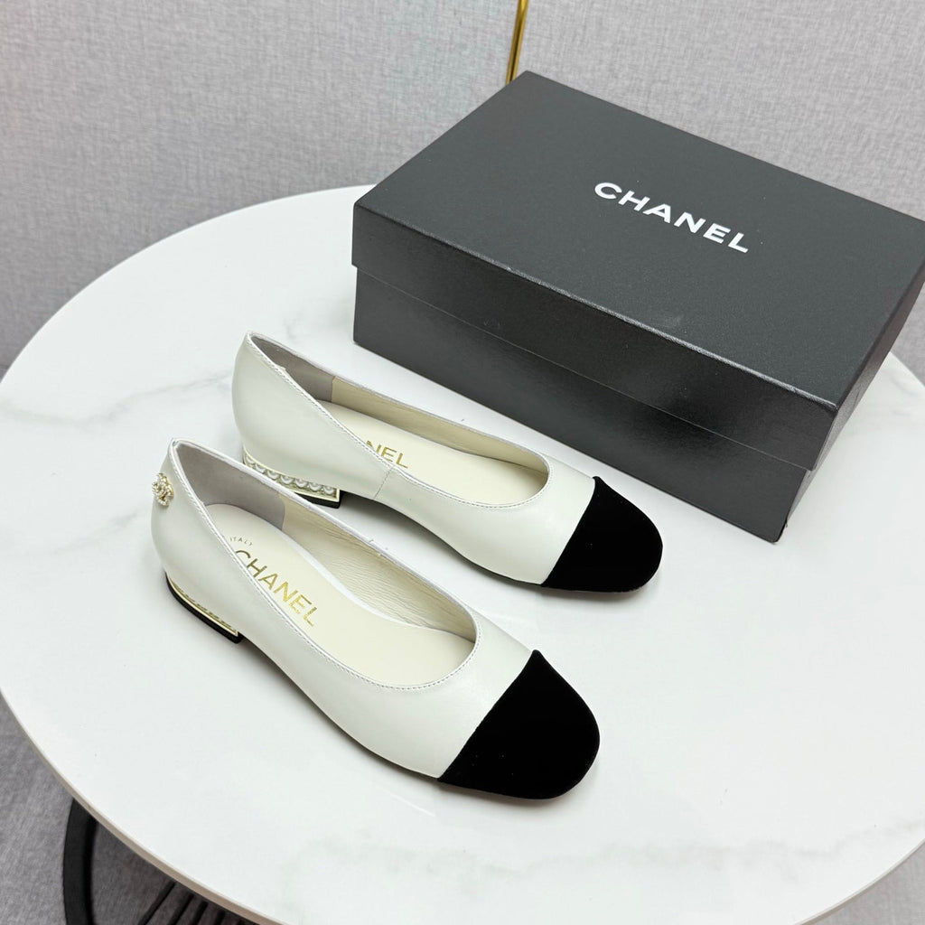 CHANEL BALLET FLATS 25S IN WHITE LAMBSKIN AND BLACK SUEDE WITH PEARL HEEL