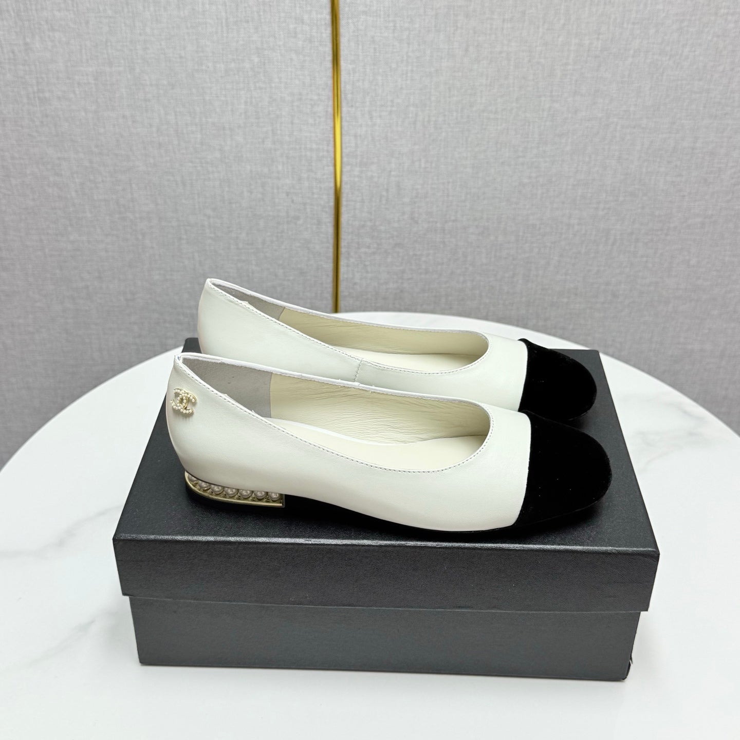 CHANEL BALLET FLATS 25S IN WHITE LAMBSKIN AND BLACK SUEDE WITH PEARL HEEL