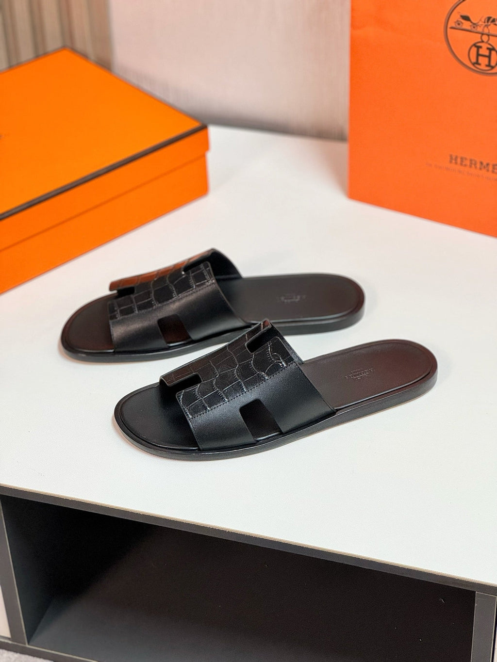 HERMES IZMIR SANDAL BLACK LAMBSKIN WITH PATTERNS