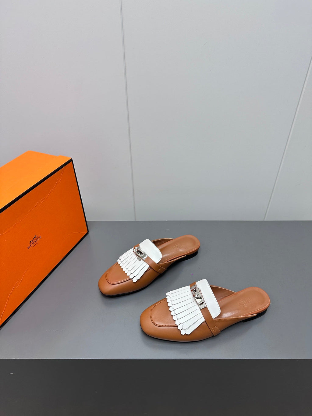 HERMES 0Z MULE IN BRONZE BROWN LAMBSKIN WITH WHITE FRINGE DETAIL