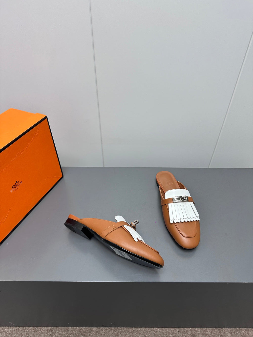 HERMES 0Z MULE IN BRONZE BROWN LAMBSKIN WITH WHITE FRINGE DETAIL