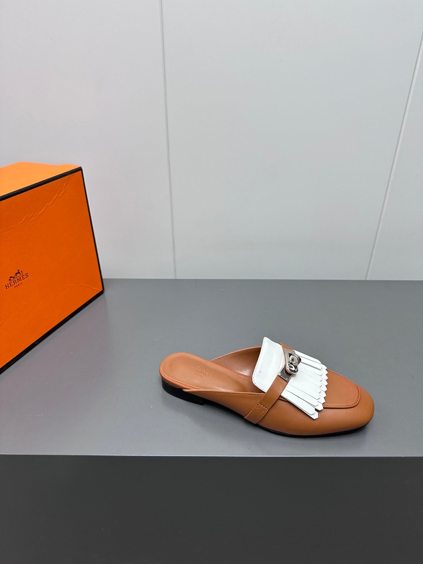 HERMES 0Z MULE IN BRONZE BROWN LAMBSKIN WITH WHITE FRINGE DETAIL