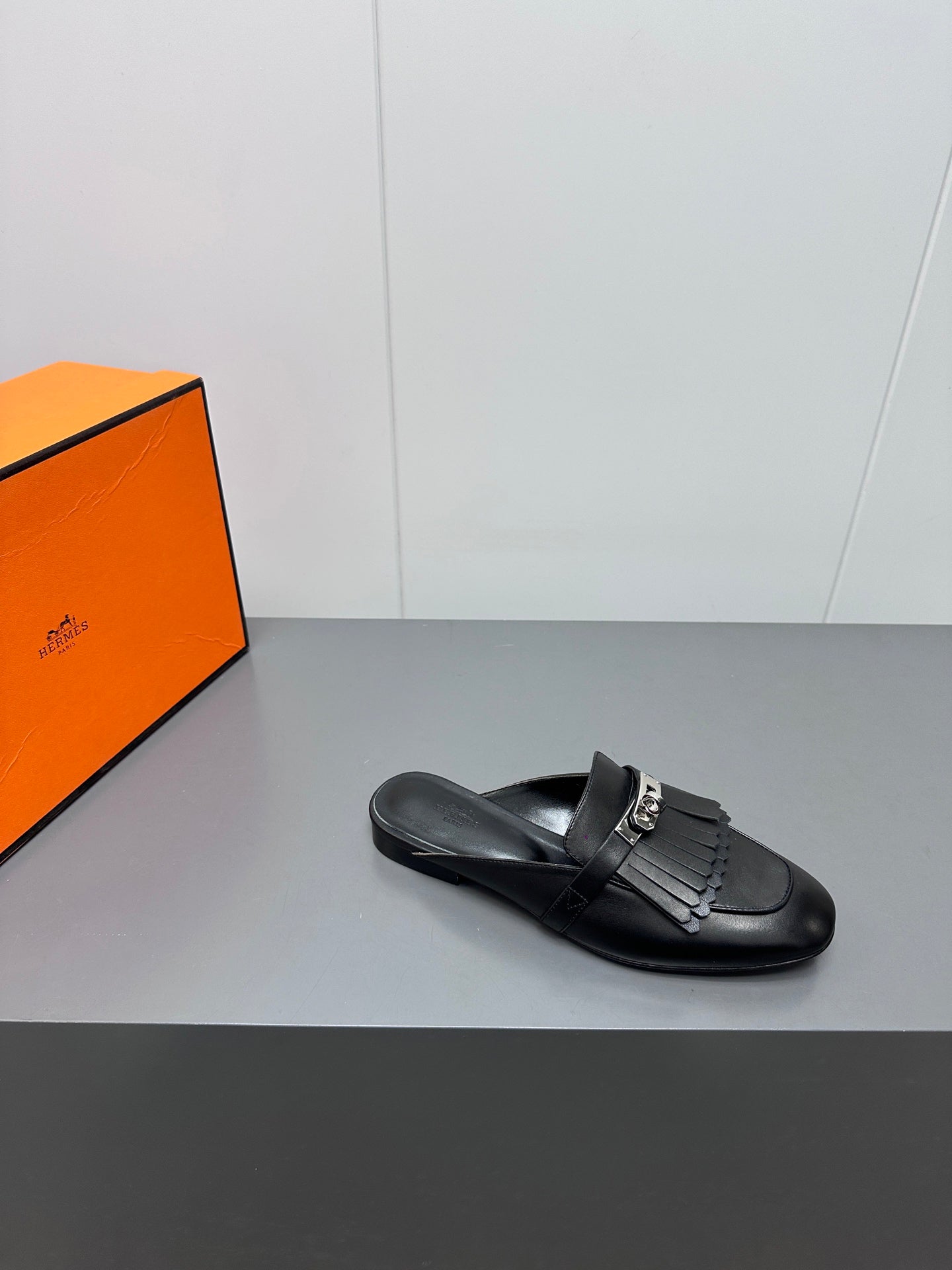 HERMES 0Z MULE IN BLACK LAMBSKIN WITH FRINGE DETAIL