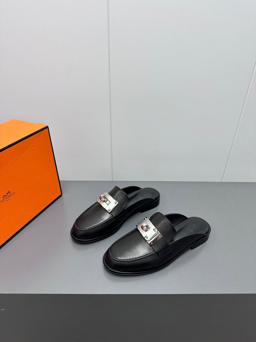 HERMES 0Z MULE IN BLACK LAMBSKIN